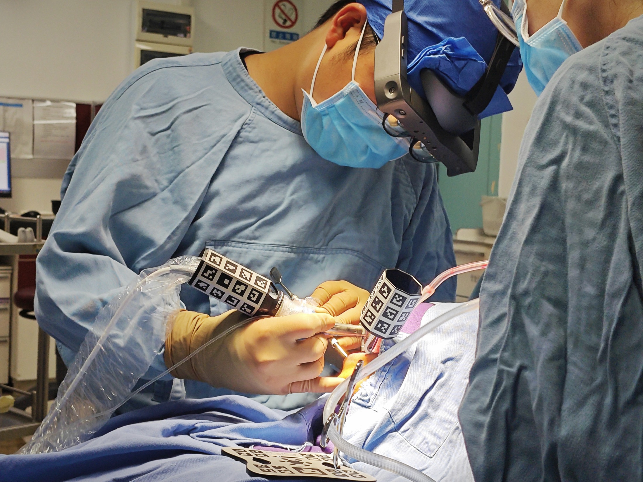 AR-guided oral surgery with tracking markers